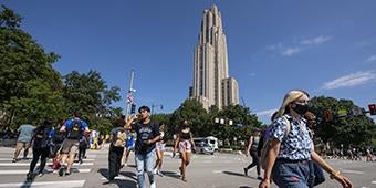 students crossing at Bigelow and Forbes intersection outside Cathedral of Learning